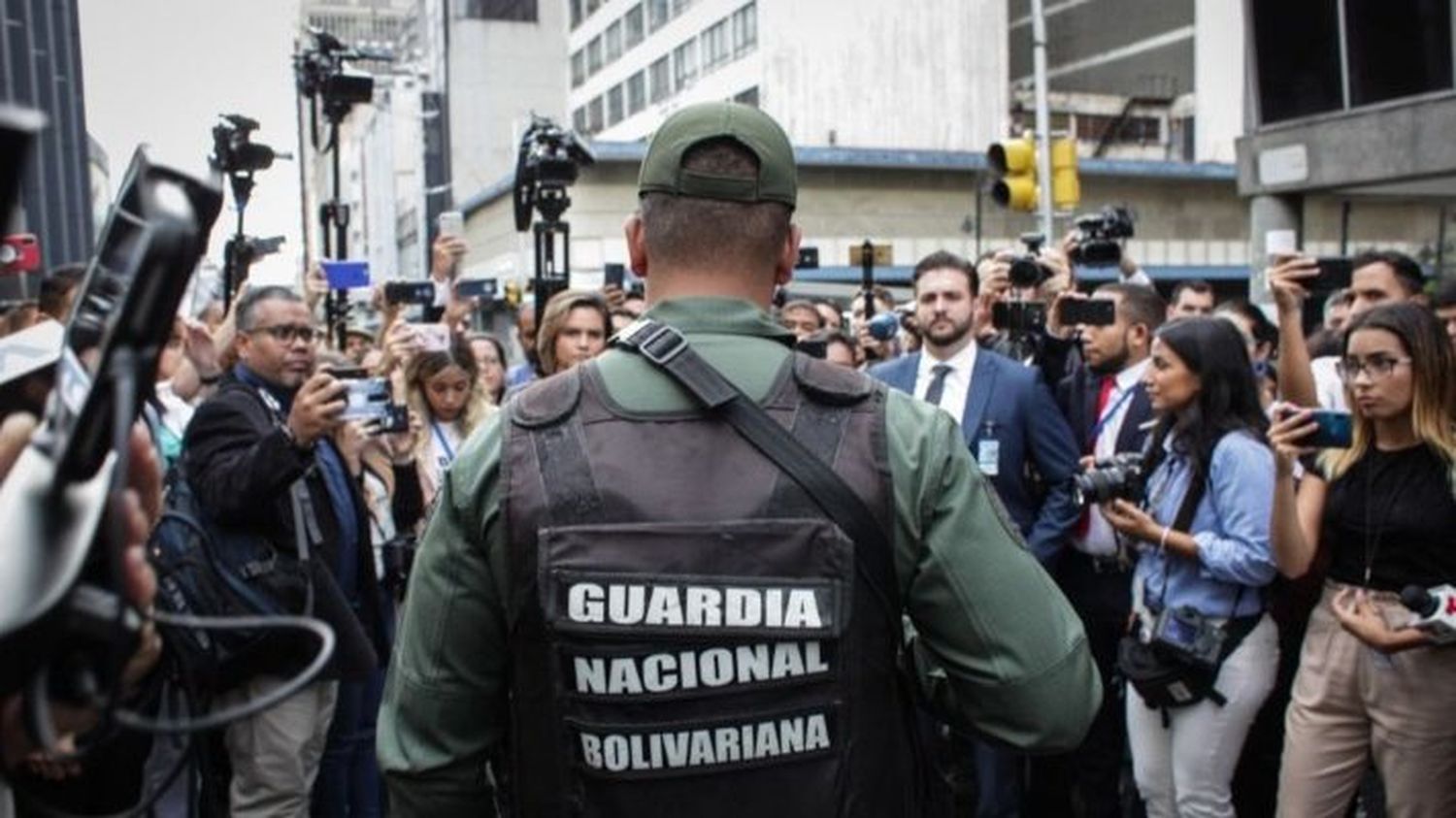 POR CUBRIR UNA NOTICIA: SNTP denuncia que un militar amenazó a una periodista con acusarla de trata de blanca