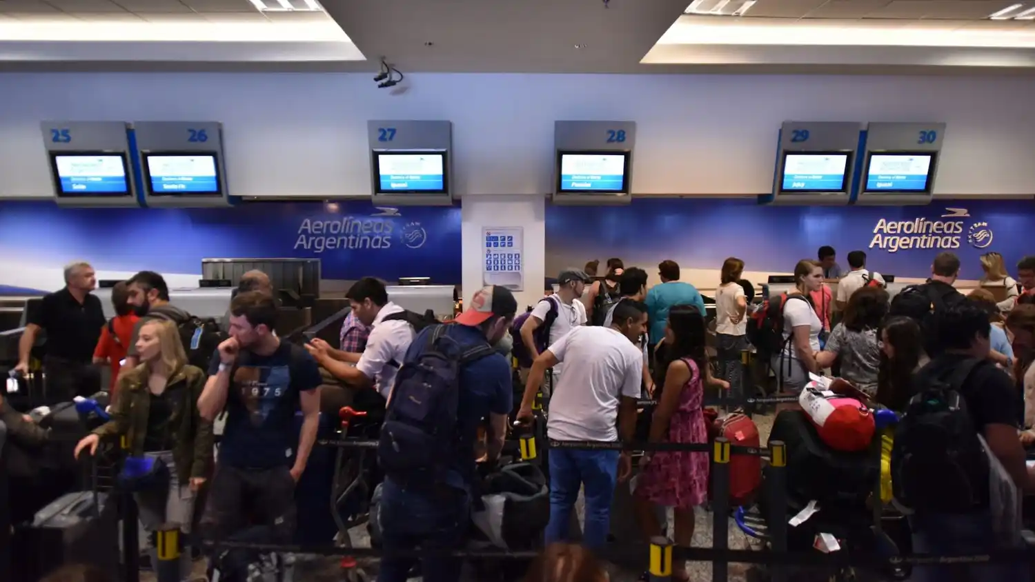Demoras en Aeroparque por paro de tripulantes de cabina de LATAM