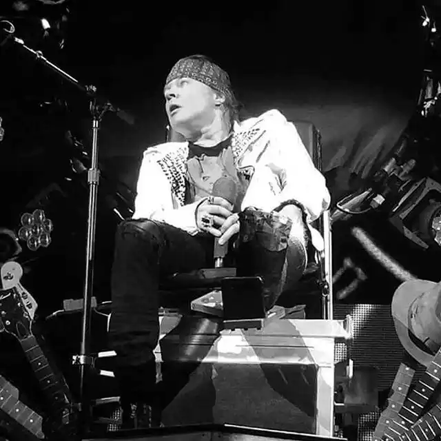 VIDEO: En la vuelta de Guns N 'Roses, Axl cantó en silla de ruedas