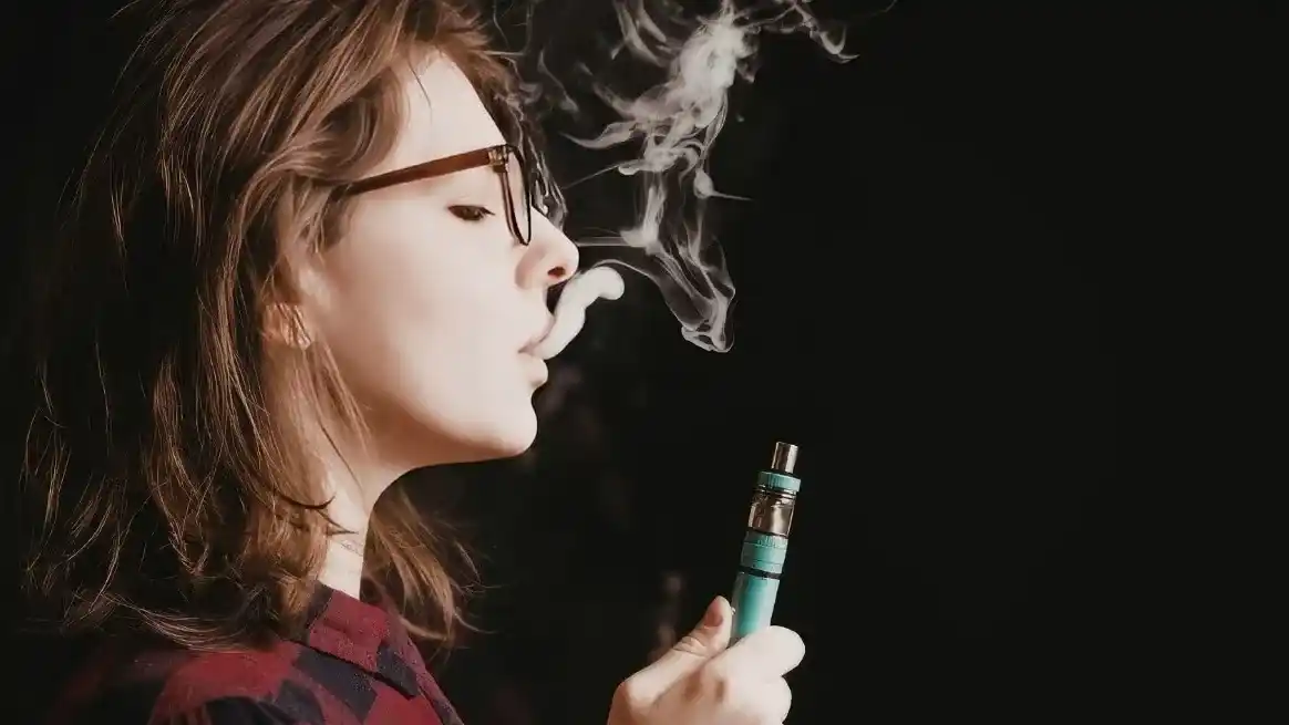 El Gobierno regula cigarrillos electrónicos y productos de nicotina: qué cambia y qué estará permitido