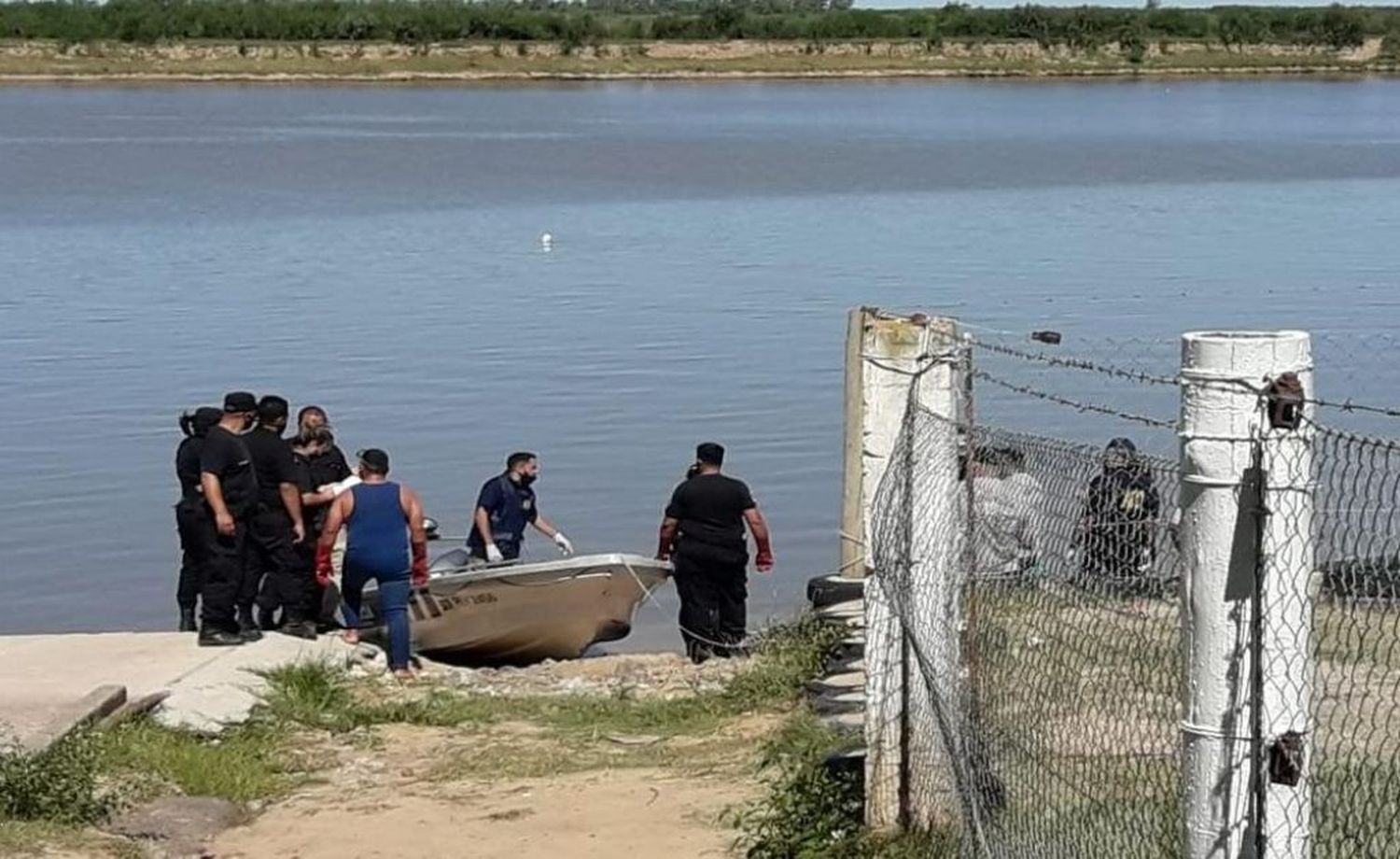 Hallaron un cadáver envuelto en arpillera en aguas del Río Coronda