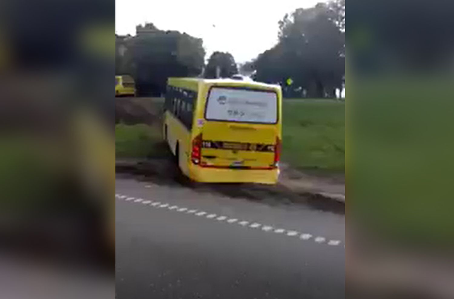 ¿Qué quiso hacer? La extraña maniobra de un chofer de Rosario Bus