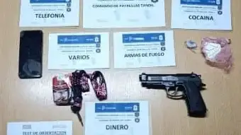 Durante el procedimiento se secuestraron aproximadamente 27 gramos de cocaína, dinero en efectivo, un teléfono celular, la réplica del arma y la motocicleta en la que circulaba la aprehendida.