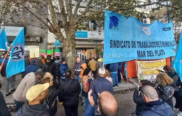 Conflicto municipal: "Estamos cobrando menos de la mitad del salario que nos corresponde"