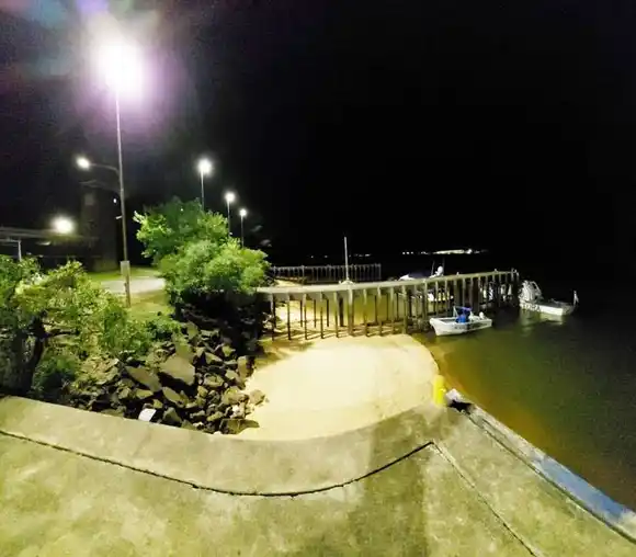 Salto Grande mejoró la iluminación del sector de Prefectura  en inmediaciones del Complejo Hidroeléctrico