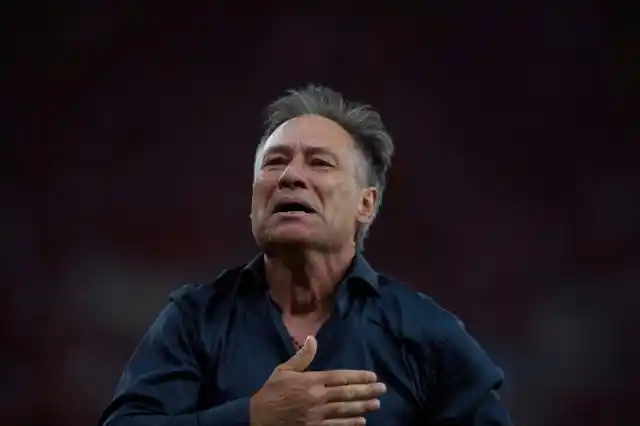 Rumor y sorpresa: ¿Holan se arrepintió y sigue en el Rojo?