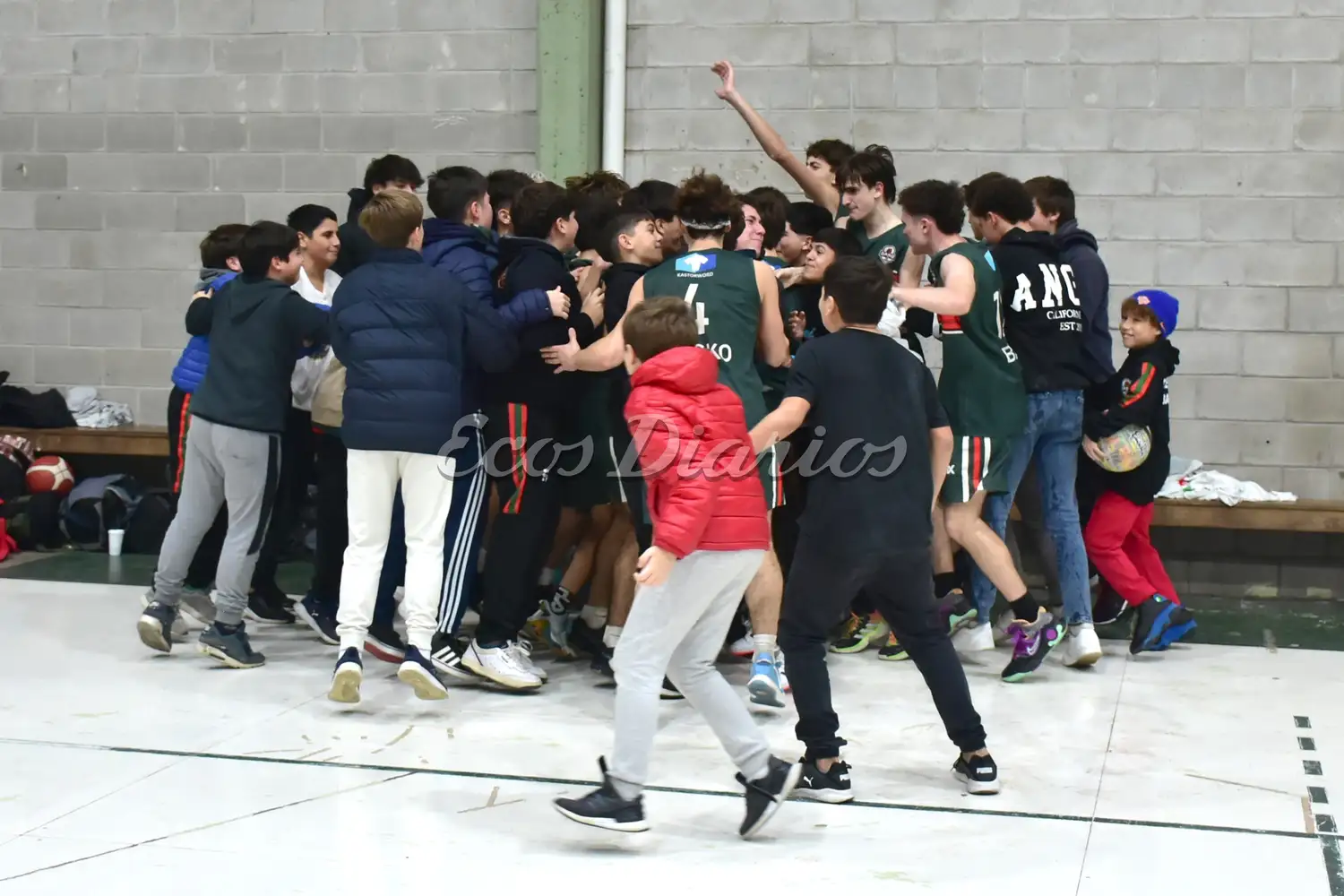 Festejo. De Centro Basko tras coronarse campeón en la categoría U17