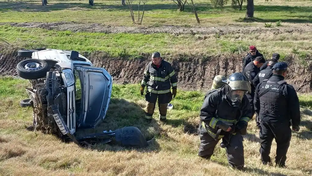 Impactante accidente en Circunvalación: un auto cruzó de carril, volcó y el conductor salió despedido