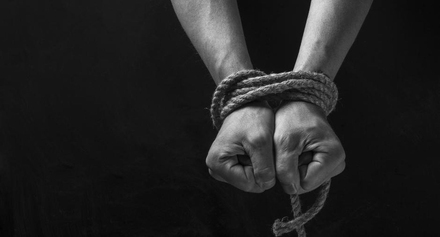 El secuestro de una mujer y su pareja y el castigo original de un Comisario