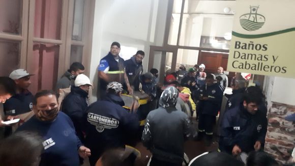 Tras la “toma” de la Municipalidad, el MTE se fue con el compromiso de que tendrán un galpón para sus tareas