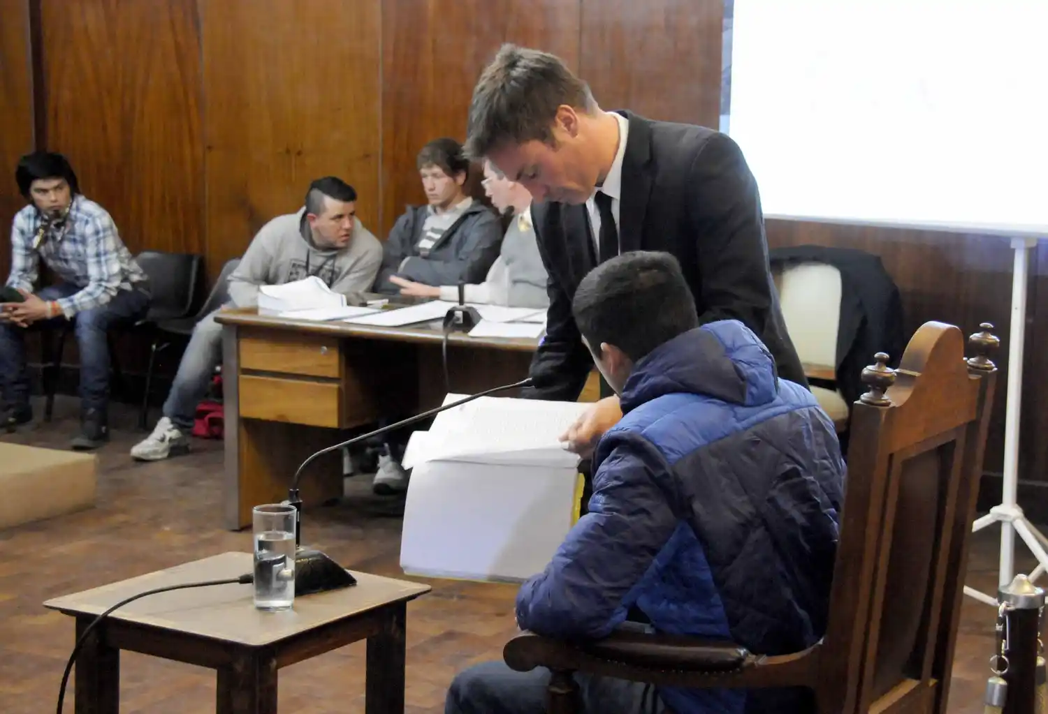 Siete puñaladas, dos condenados y cuatro nuevos acusados sometidos a juicio oral