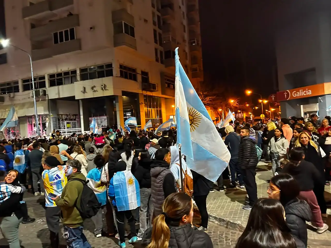 Rafaela también salió a la calle: entre la tristeza y el orgullo, los hinchas homenajearon a la Selección - 5
