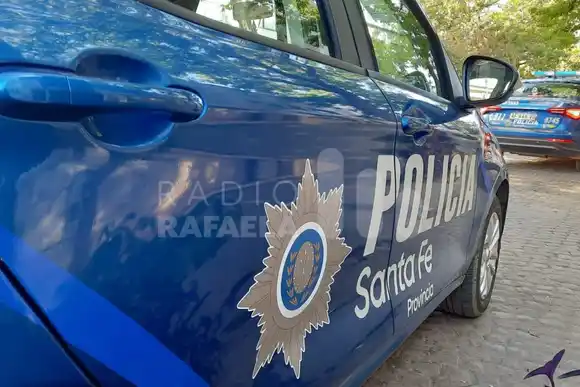 Choque entre una moto y una camioneta en barrio Villa Rosas: el motociclista conducía sin casco