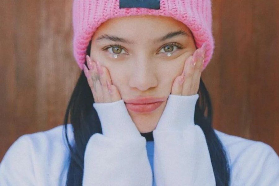 Segundo round: Emilia Mernes intimó a otra emprendedora, esta vez por vender brillitos