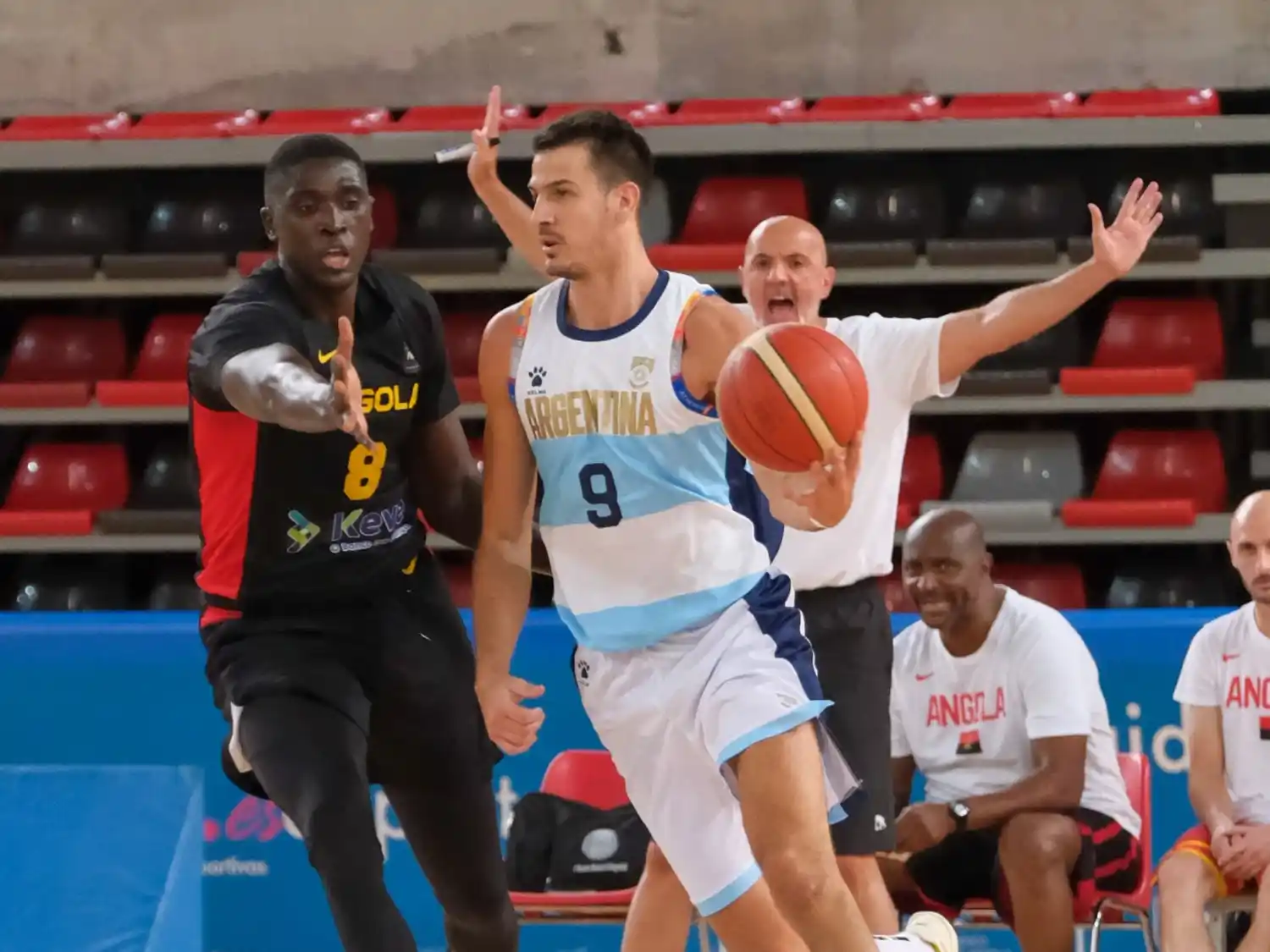 Nicolás Brussino en el partido ante Angola.