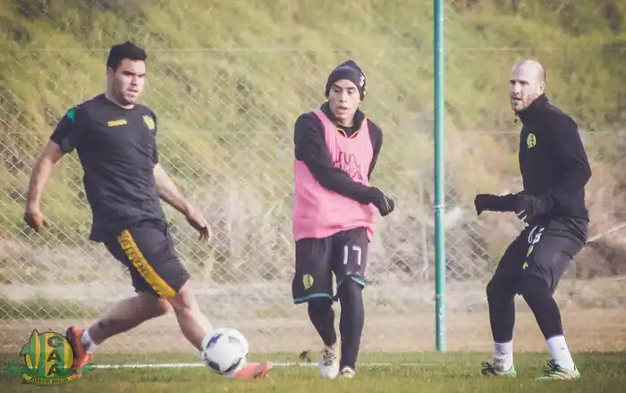 Correa (el primero de la izquierda) en la práctica de hoy. (Foto: Club Aldosivi - Sergio Biale)