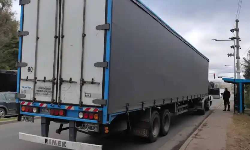 Murió un joven tras ser atropellado por un camión en Ruta 25