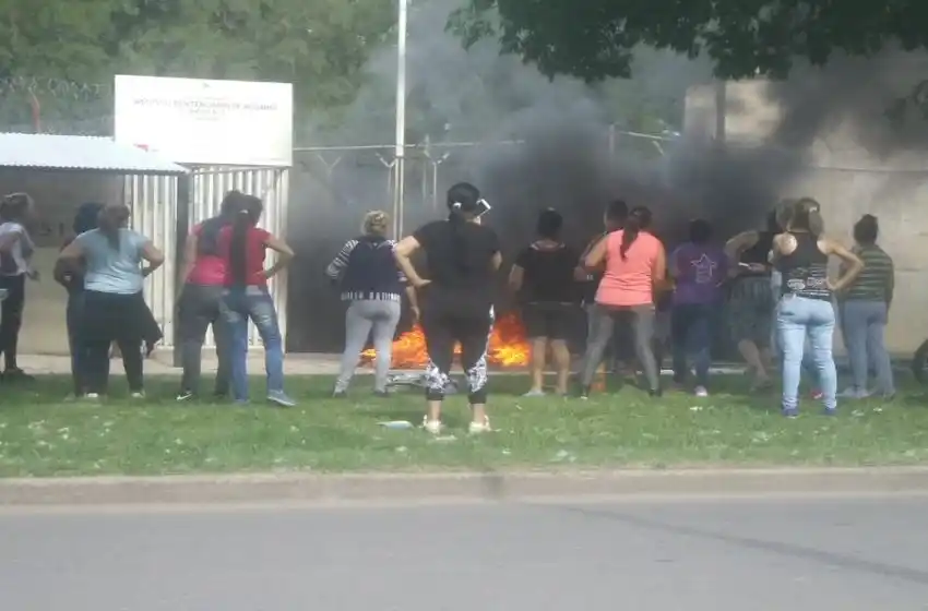 Familiares de detenidos quemaron gomas en la puerta de la unidad 6