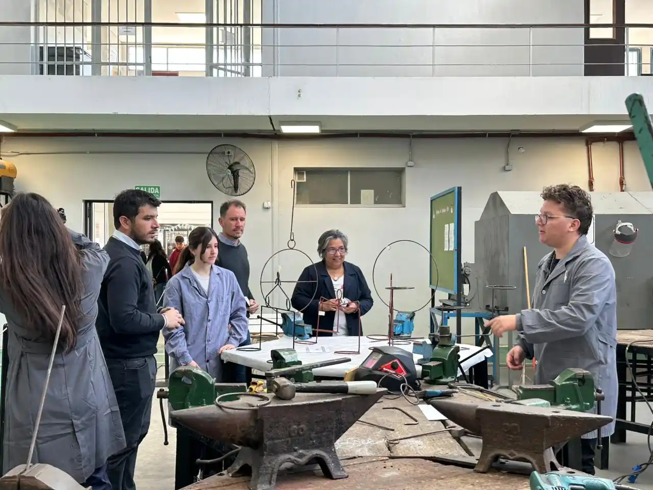 El intendente en la recorrida por el establecimiento educativo.