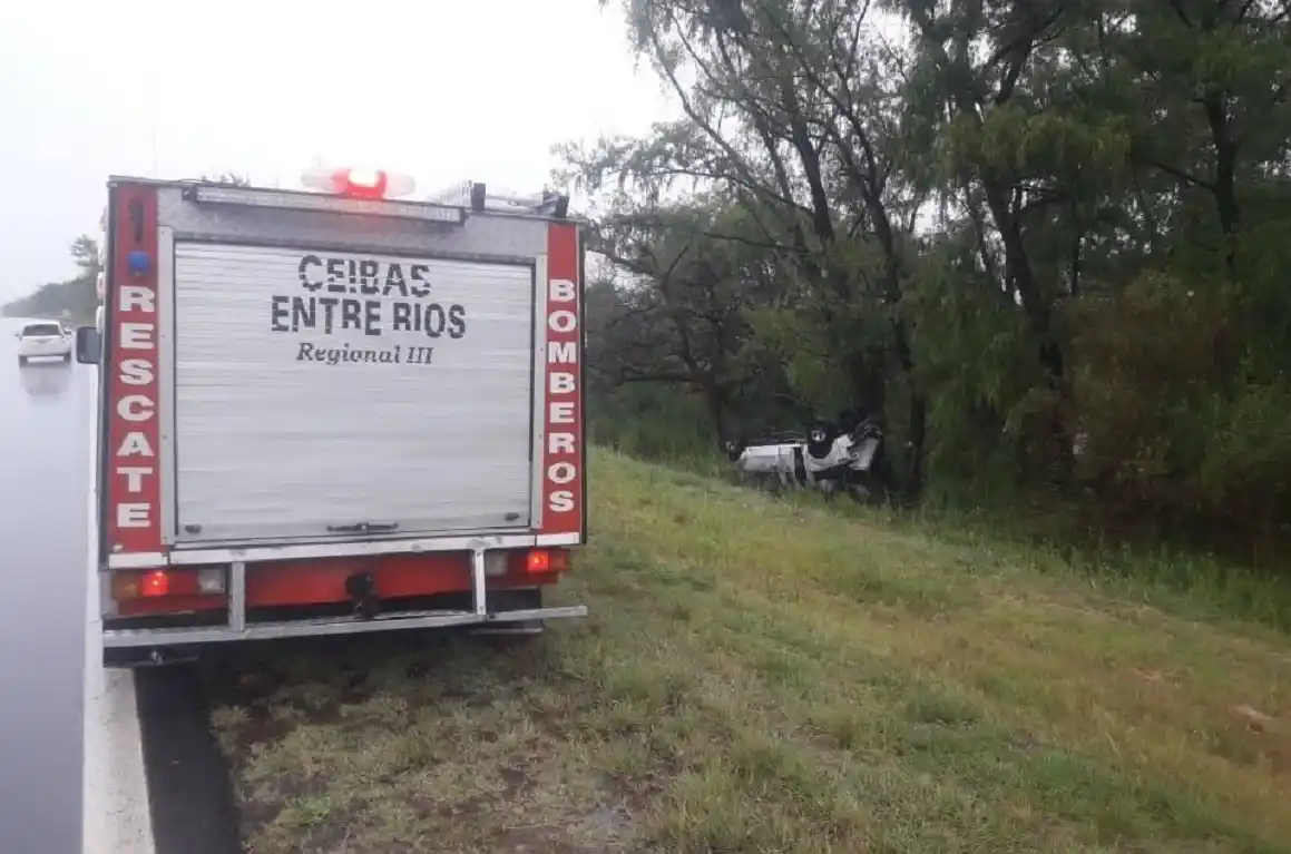 Una camioneta del Servicio Penitenciario despistó y volcó en Ruta 12: cinco heridos