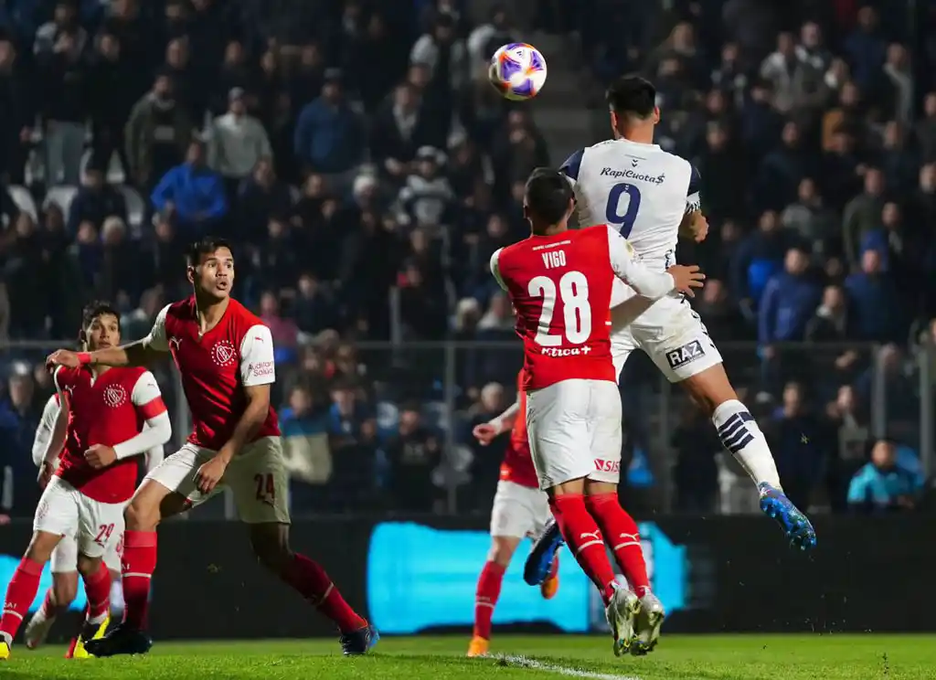 Morales convierte el segundo gol de Gimnasia.