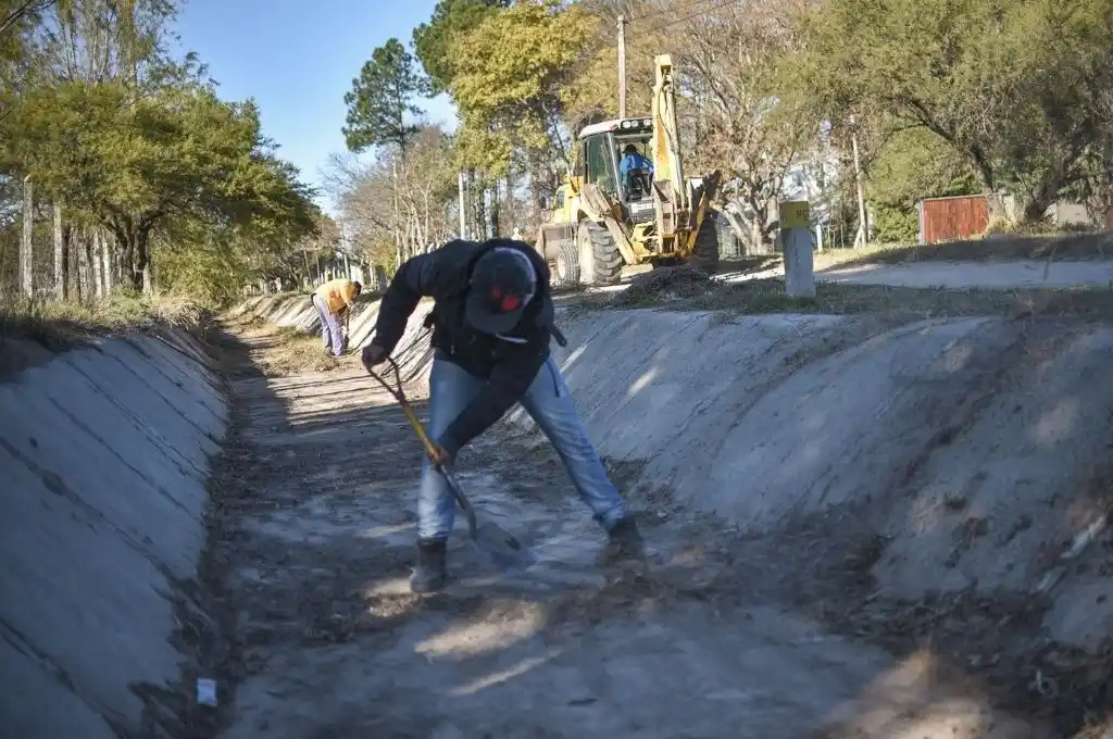 Se limpió 8.000 metros de canales en Colastiné Norte