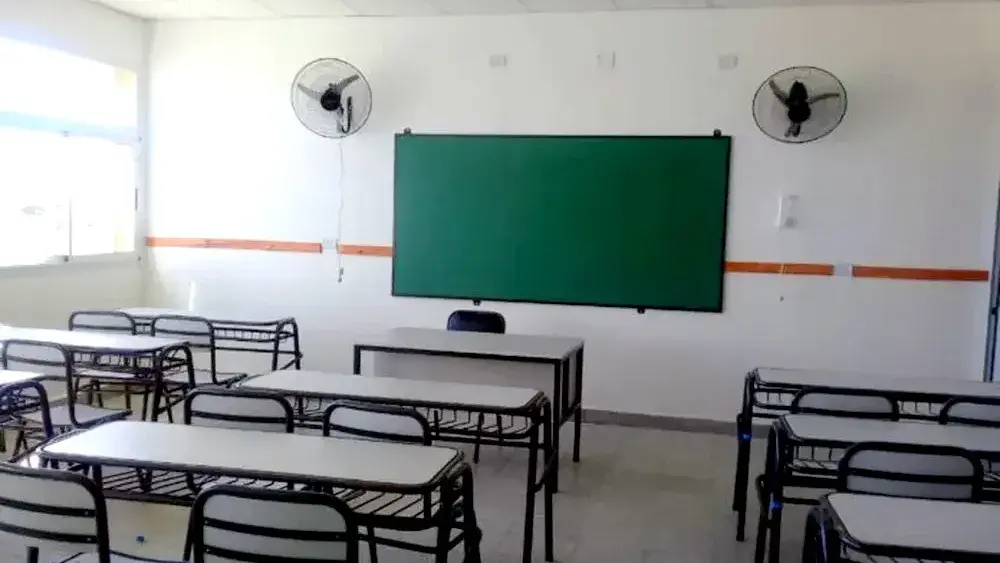 Un aula de una escuela vacía.