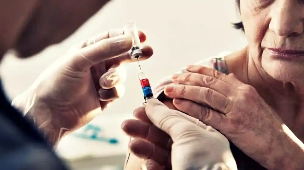 Las personas mayores de 65 años deben vacunarse todos los años para evitar cuadros graves de gripe, que pueden derivar en internación, neumonía o la  muerte.