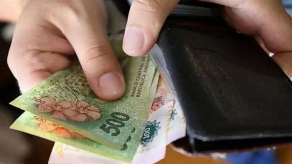 El Gobierno asegura que buscará revertir "los 20 puntos de caída del salario real" que dejó Macri