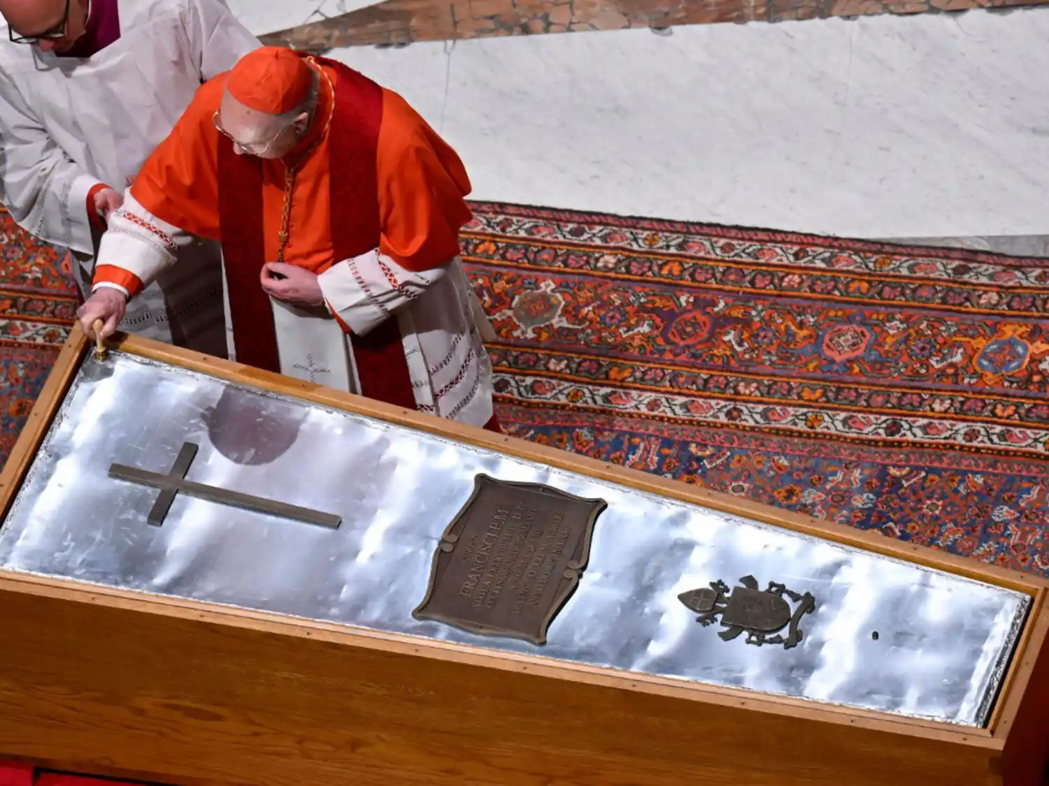 El camarlengo Kevin Farrell presidió el cierre del féretro.