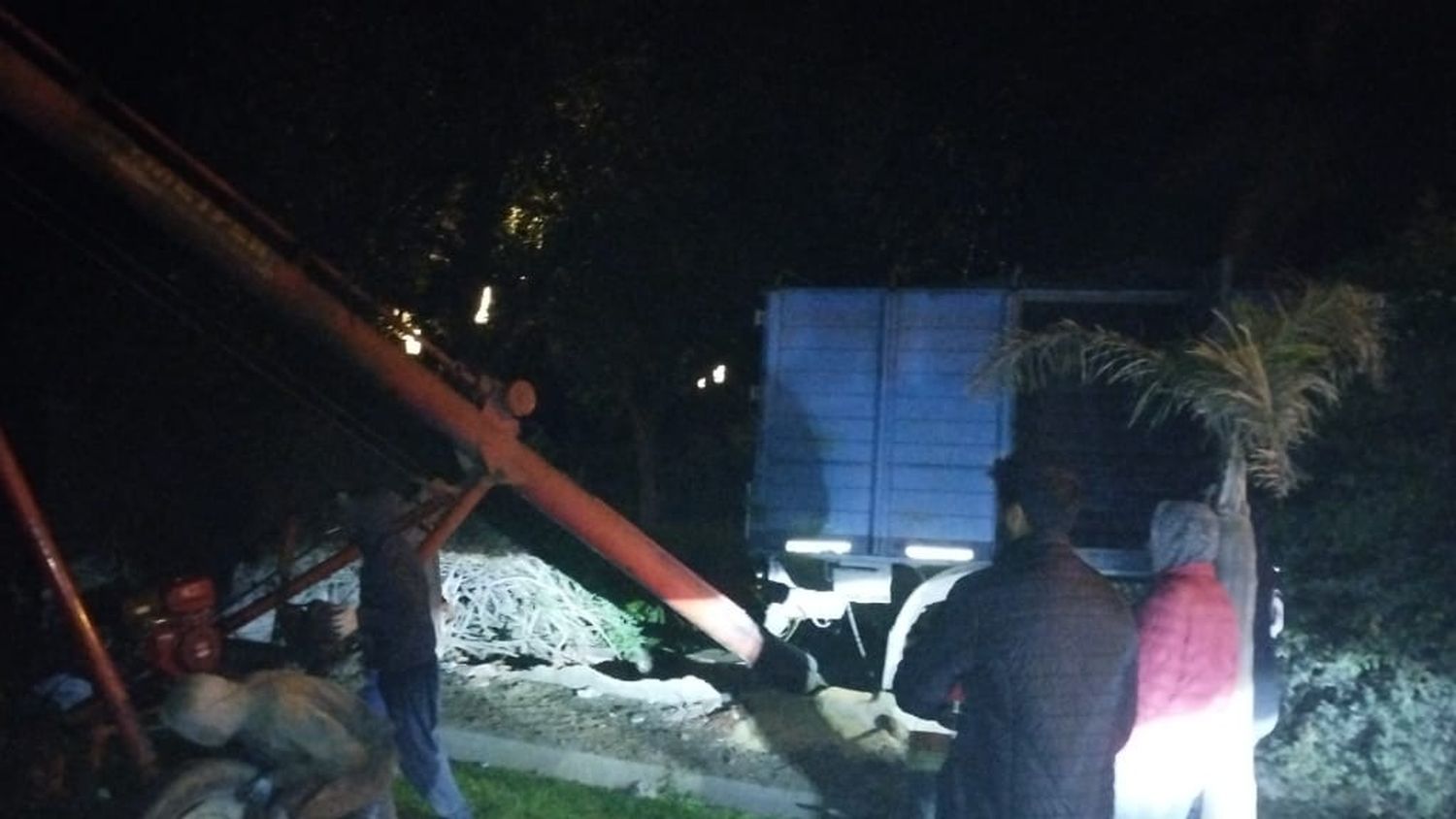 Un camión se metió al patio de una casa: el conductor estaba alcoholizado