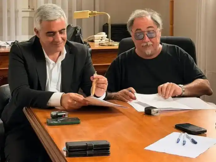 El acuerdo fue rubricado por el intendente municipal Guillermo Franchella y el rector de la UNR Franco Bartolacci. Crédito: Gentileza.