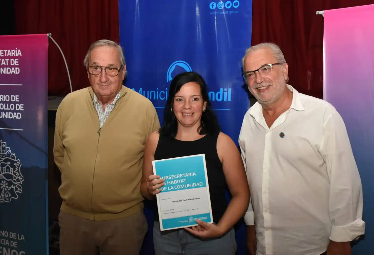 María Eugenia Trevolazavala recibió su boleto de compraventa de parte del intendente Lunghi y el subsecretario de Hábitat de la Comunidad Rubén Pascolini.