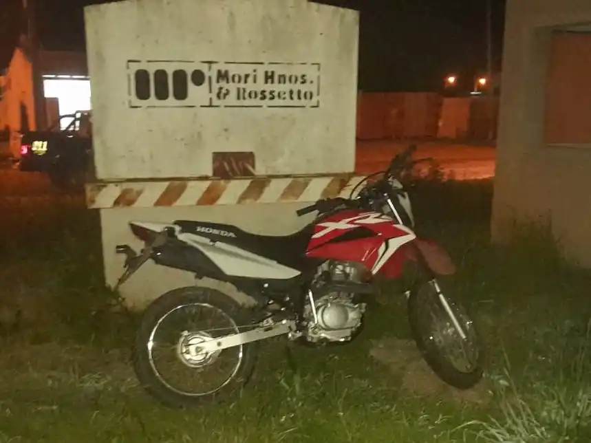 La moto estaba escondida detrás de un volquete.