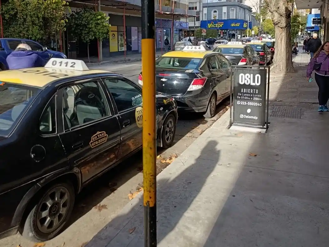 El proyecto busca analizar la situación de cada parada de taxis y rever el destino de aquellas que hayan caído en desuso.
