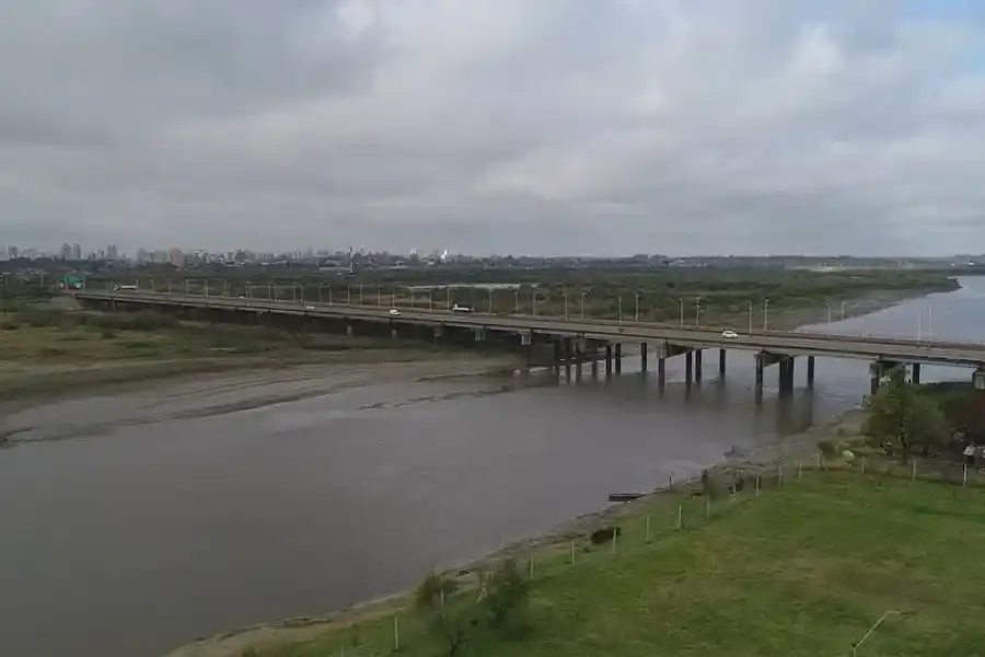 Estaba pescando con su esposa e hijo tranquilamente y delincuentes lo asaltaron y le robaron la moto