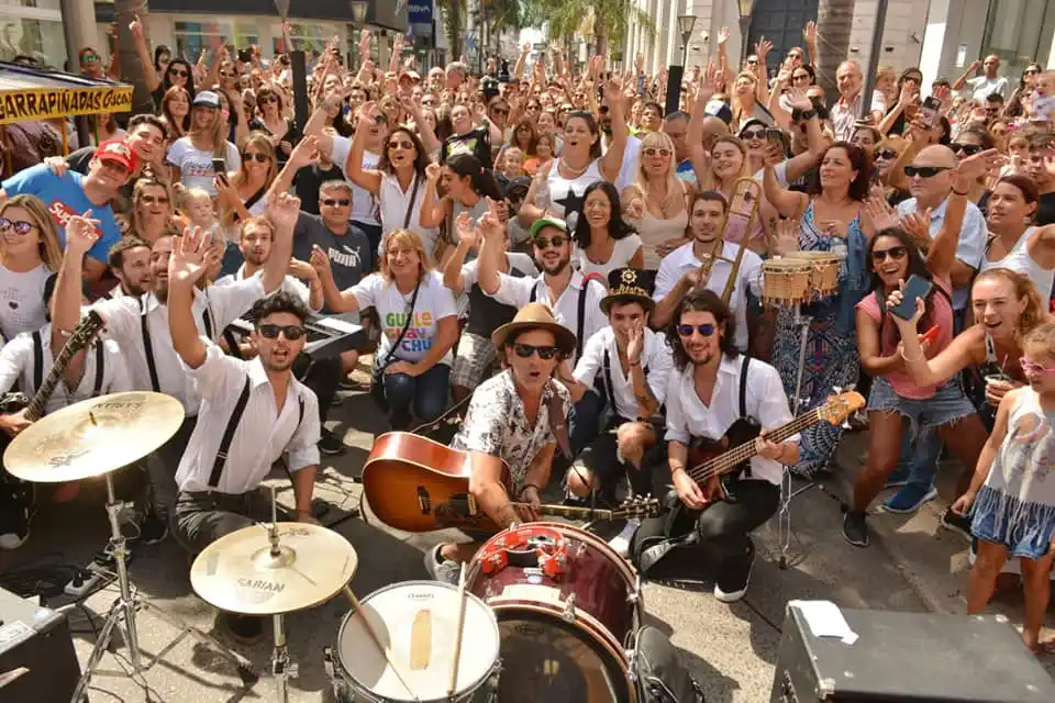 Coti conmovió a la ciudad con un recital gratuito en la semipeatonal