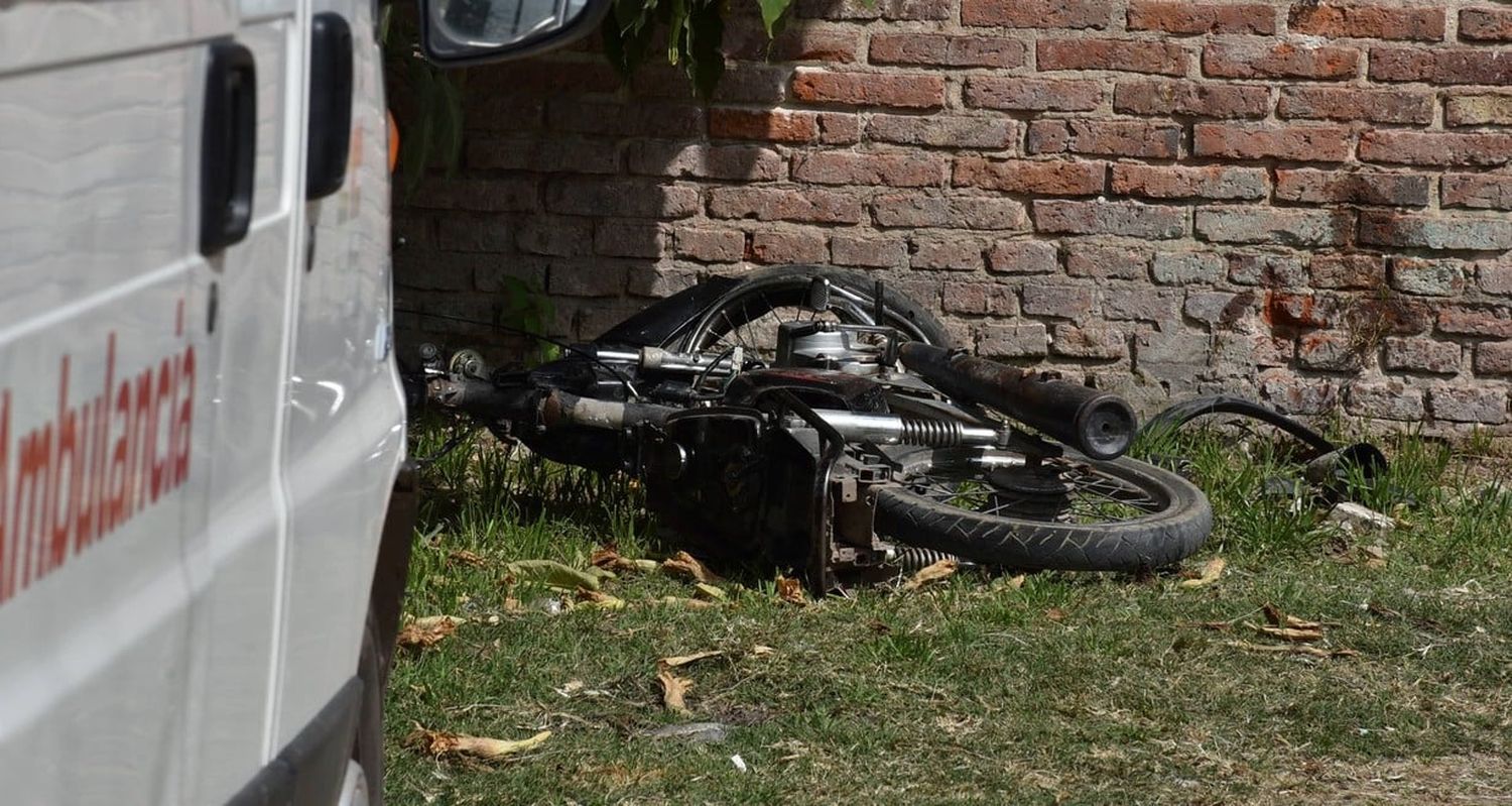 Los investigadores buscan determinar si el motociclista se cayó solo ó si hubo terceros involucrados en el hecho.