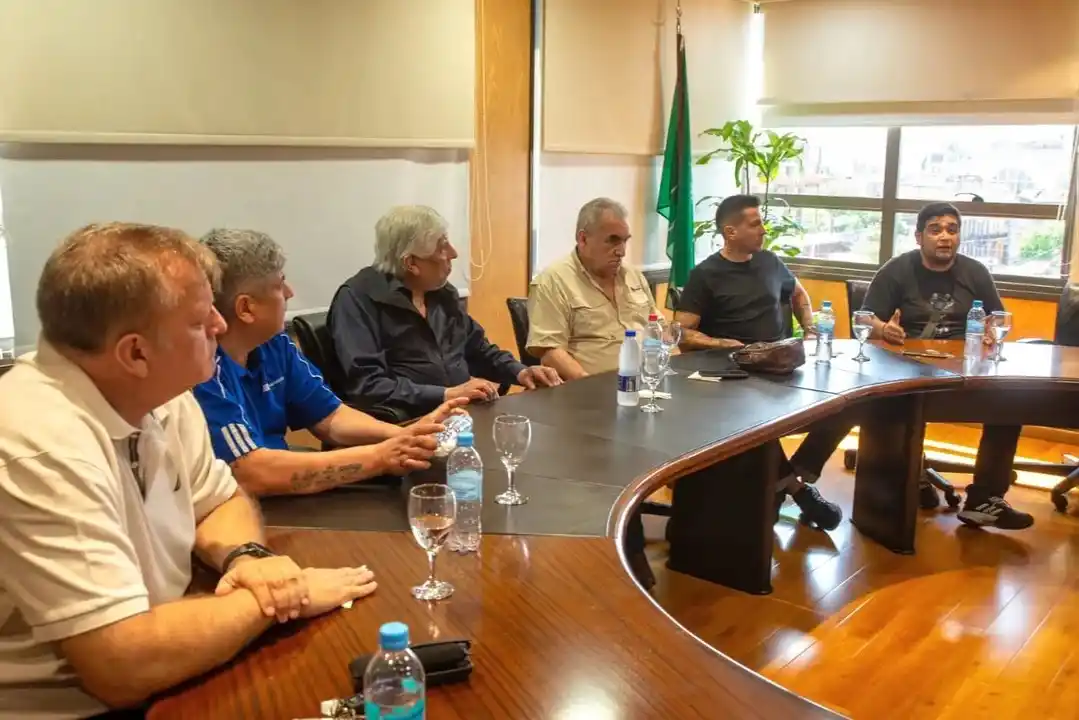 Hugo Moyano, Pablo Moyano y otros miembros de la Mesa Nacional del Transporte, junto con los líderes de ATE y de la UTEP