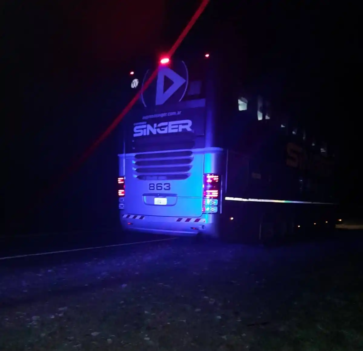 Lo chocó un colectivo y salió corriendo hacia un campo