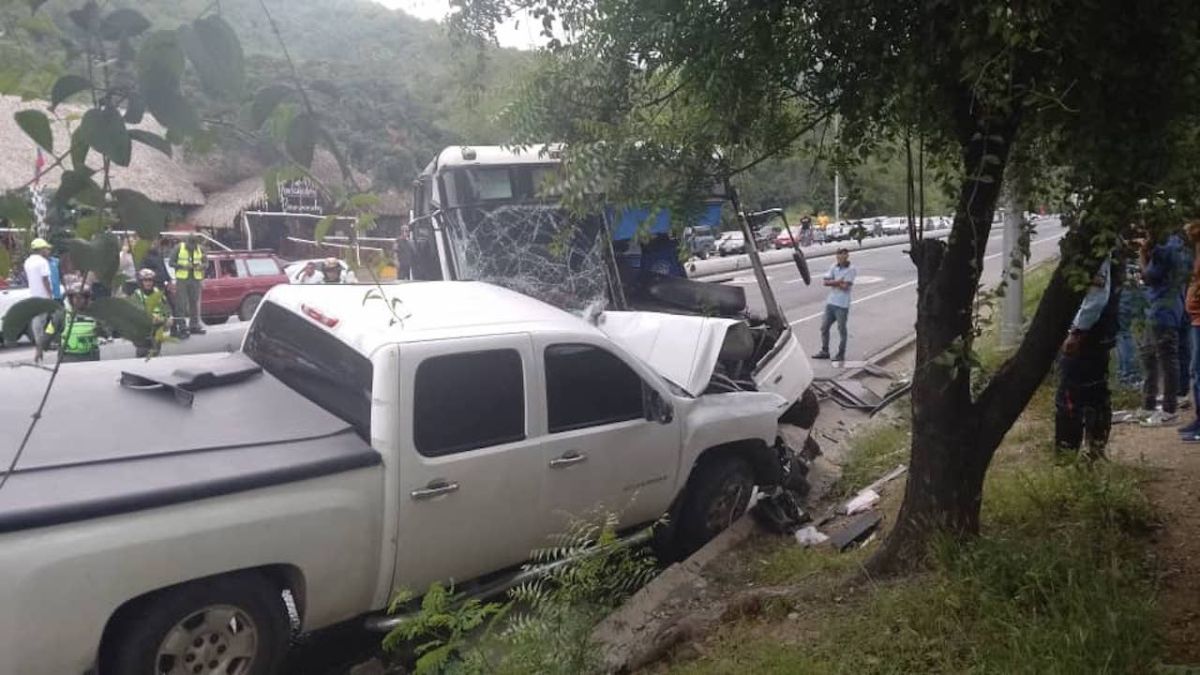 ¡CHOQUE EN LA CARACAS-LA GUAIRA! Autobús perdió los frenos y saltó la isla (+ Fotos)