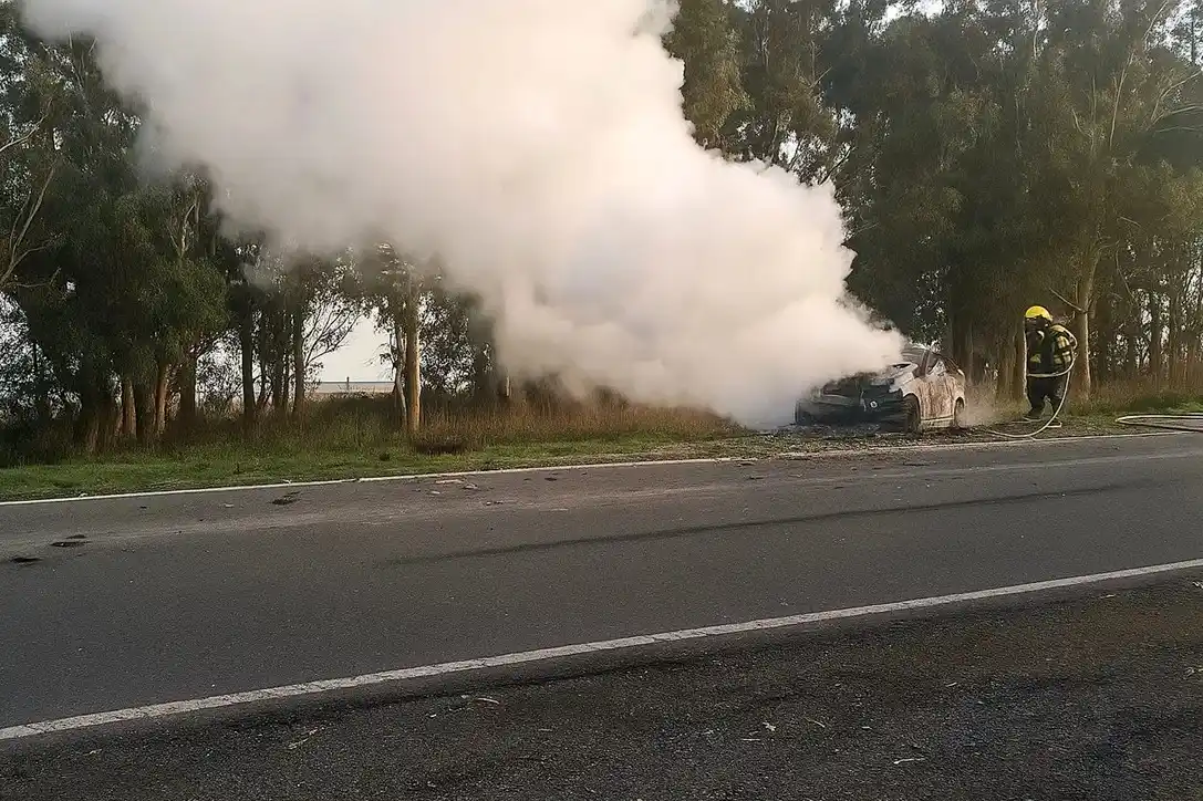 El auto terminó incendiado en ruta 51