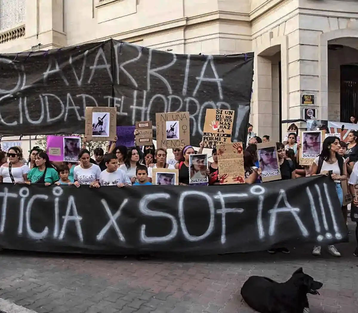 Carteles bajo la consigna "Olavarría, ciudad del horror"