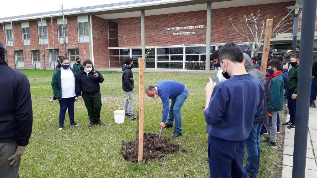 Plantaron árboles en el barrio 40 Viviendas de Roffo y en la Escuela Técnica Nº 3