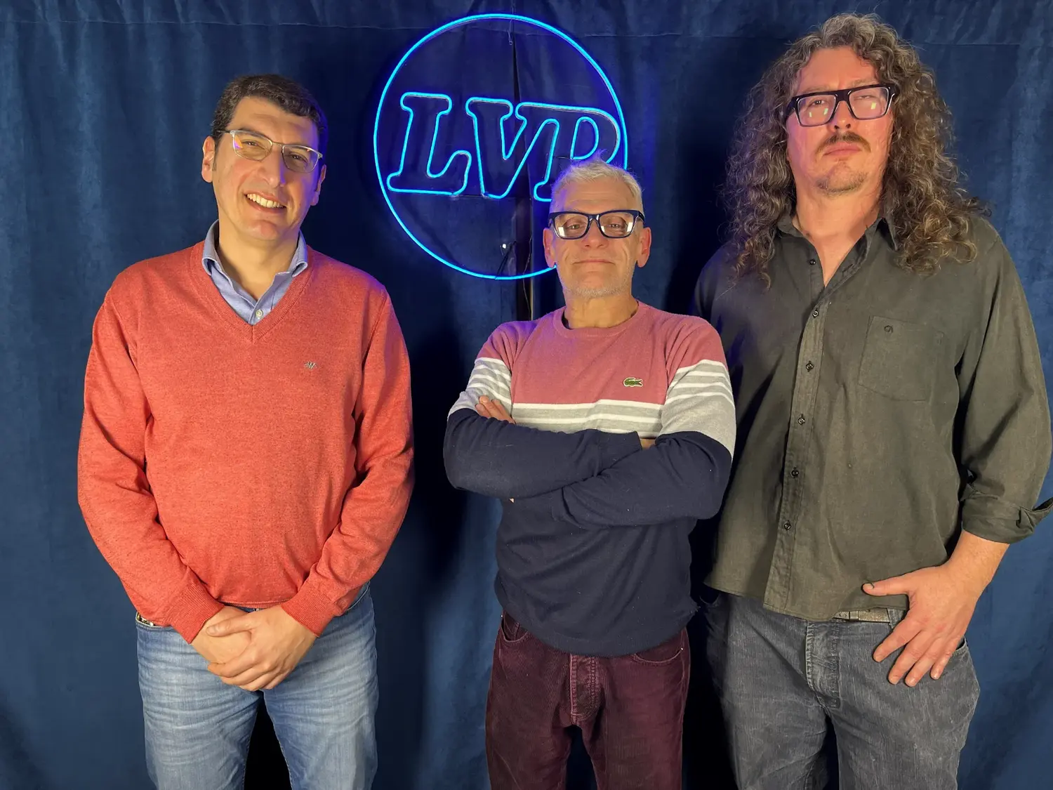 Esteban Julián junto a Diego Slagter y Elías Amado en los estudios de La Voz del Pueblo