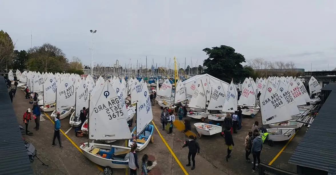 Náutico participa del Metropolitano: Delfina Kuttel lidera en optimist timoneles y Catalina Gómez en principiantes