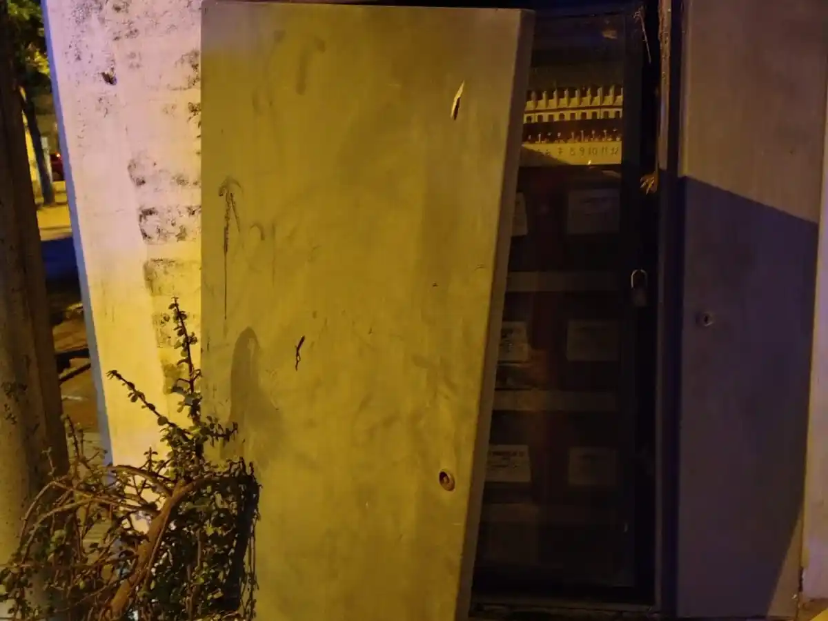 Roturas en la caja de luz del edificio. Foto: URVIII