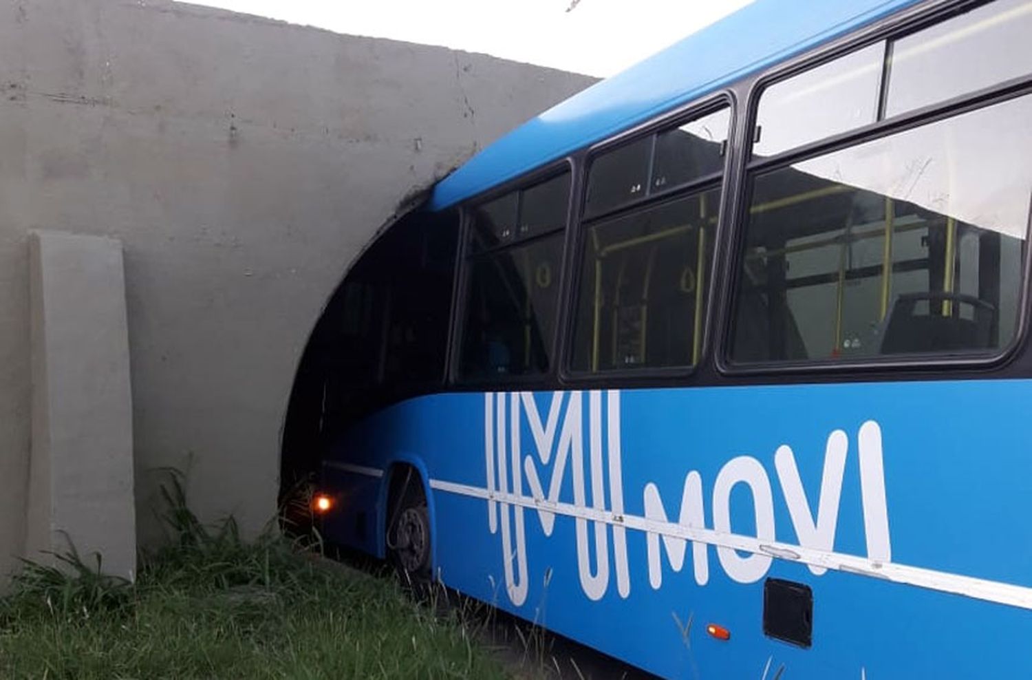 Un colectivo quedó atorado en un túnel en plena Circunvalación