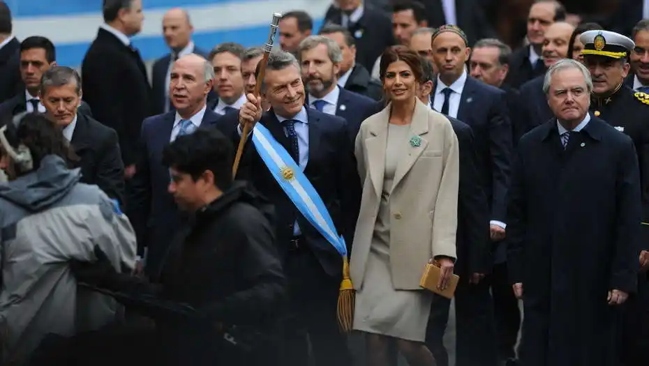 25 de Mayo: el día que la política se caía de los bolsillos