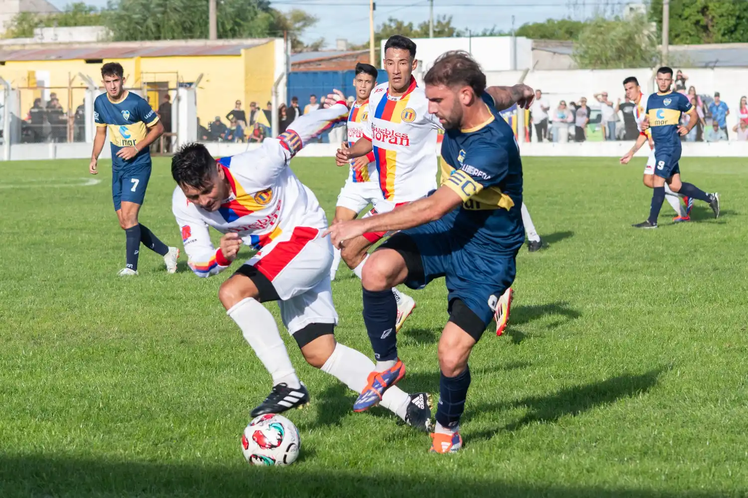 Friccionado empate en el clásico de barrio